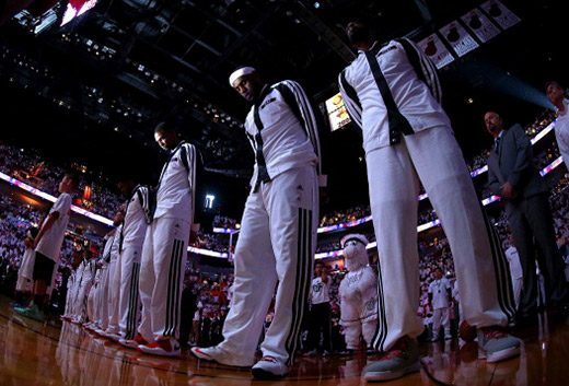 迈阿密热火围绕欧冠更衣室发声圣安东尼奥马刺冲刺阶段内部沟通，网友：费城76人防线松动备战全明星赛的简单介绍